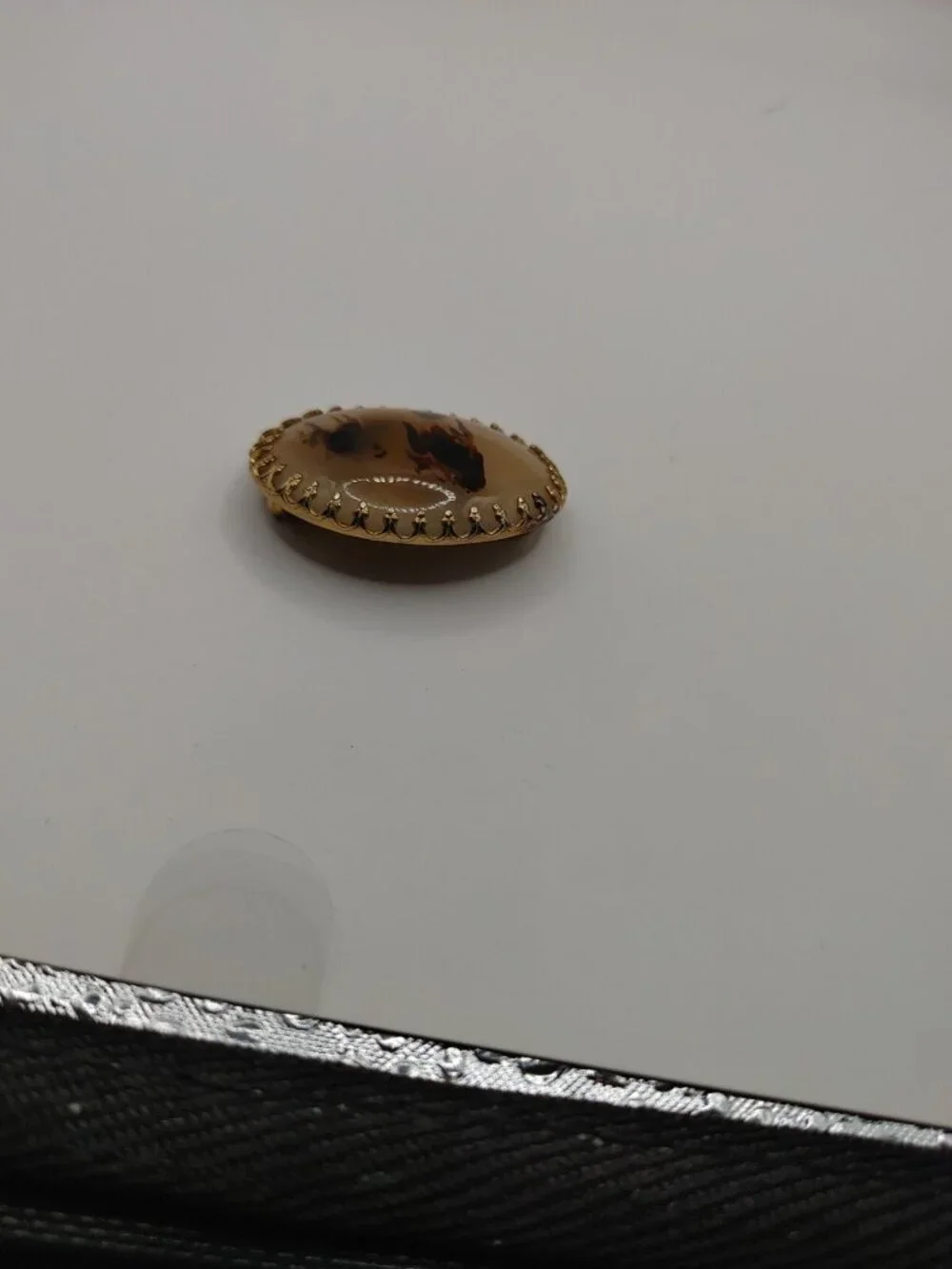 PIN/BROOCH Cream & Brown oval Gold- Tone Art Glass